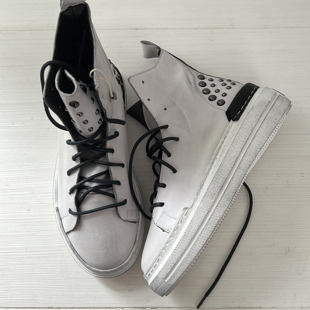 Divine Follie white leather sneakers